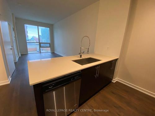 607-510 Curran Pl, Mississauga, ON - Indoor Photo Showing Kitchen