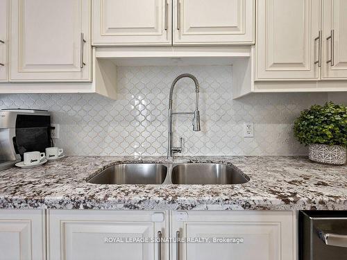 3 Borodino Crt, Hamilton, ON - Indoor Photo Showing Kitchen With Double Sink With Upgraded Kitchen