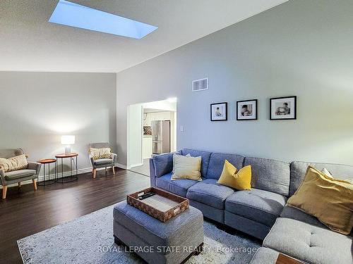 51 Branthaven Dr, Hamilton, ON - Indoor Photo Showing Living Room