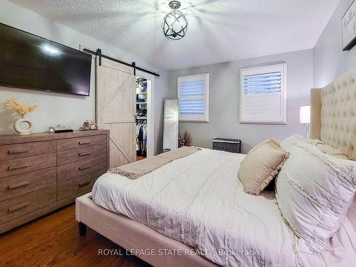 51 Branthaven Dr, Hamilton, ON - Indoor Photo Showing Bedroom