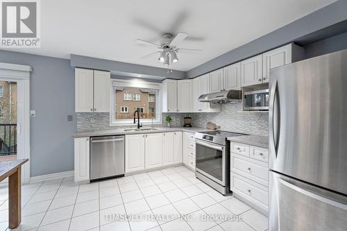 7 Royal Manor Crescent, Richmond Hill, ON - Indoor Photo Showing Kitchen With Double Sink