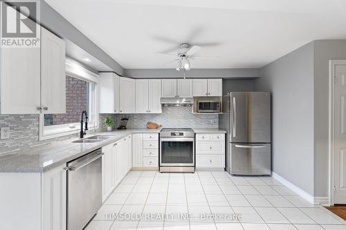 7 Royal Manor Crescent, Richmond Hill, ON - Indoor Photo Showing Kitchen With Double Sink