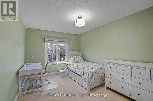 7 Royal Manor Crescent, Richmond Hill, ON - Indoor Photo Showing Bedroom