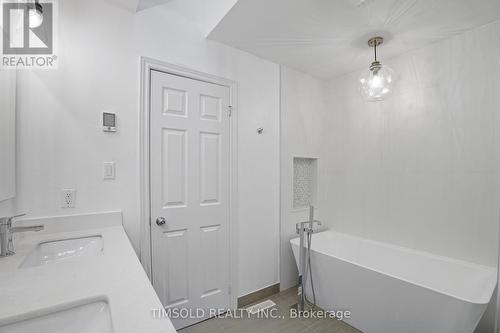 7 Royal Manor Crescent, Richmond Hill, ON - Indoor Photo Showing Bathroom