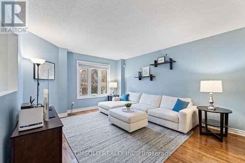 7 Royal Manor Crescent, Richmond Hill, ON - Indoor Photo Showing Living Room