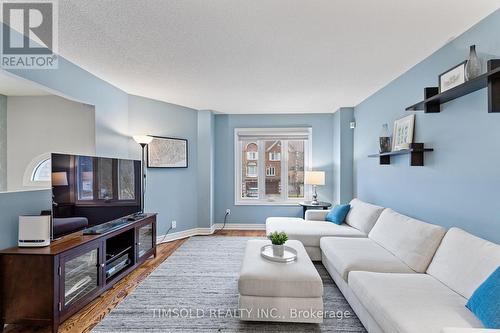 7 Royal Manor Crescent, Richmond Hill, ON - Indoor Photo Showing Living Room