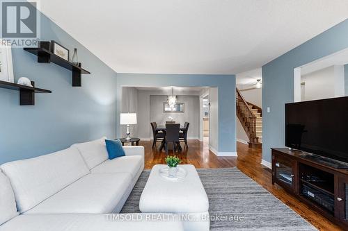 7 Royal Manor Crescent, Richmond Hill, ON - Indoor Photo Showing Living Room