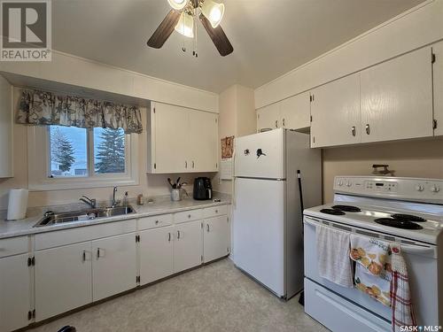 28 Mowat Place, Regina, SK - Indoor Photo Showing Kitchen With Double Sink