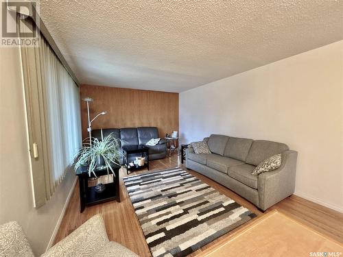 28 Mowat Place, Regina, SK - Indoor Photo Showing Living Room