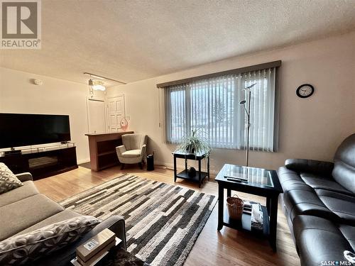 28 Mowat Place, Regina, SK - Indoor Photo Showing Living Room