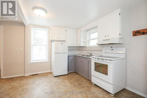 4125 May Avenue, Niagara Falls (210 - Downtown), ON - Indoor Photo Showing Kitchen With Double Sink