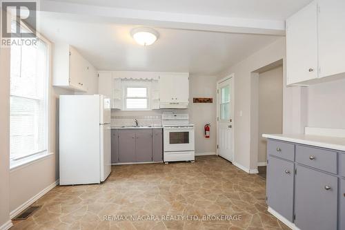 4125 May Avenue, Niagara Falls (210 - Downtown), ON - Indoor Photo Showing Kitchen With Double Sink