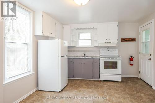 4125 May Avenue, Niagara Falls (210 - Downtown), ON - Indoor Photo Showing Kitchen With Double Sink