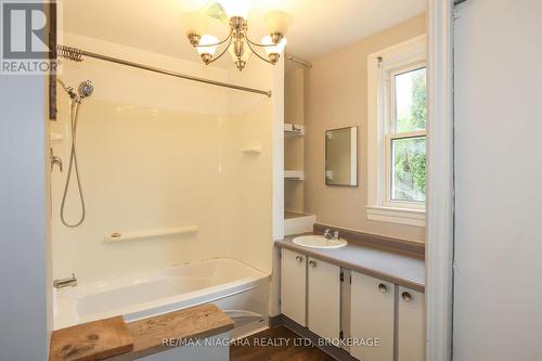 4125 May Avenue, Niagara Falls (210 - Downtown), ON - Indoor Photo Showing Bathroom