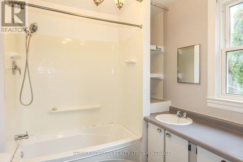 4125 May Avenue, Niagara Falls (210 - Downtown), ON - Indoor Photo Showing Bathroom