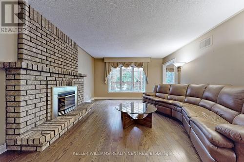 31 Royal Court, Bradford West Gwillimbury, ON - Indoor Photo Showing Living Room With Fireplace