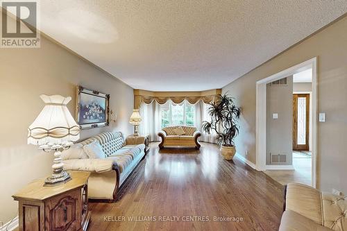 31 Royal Court, Bradford West Gwillimbury, ON - Indoor Photo Showing Living Room