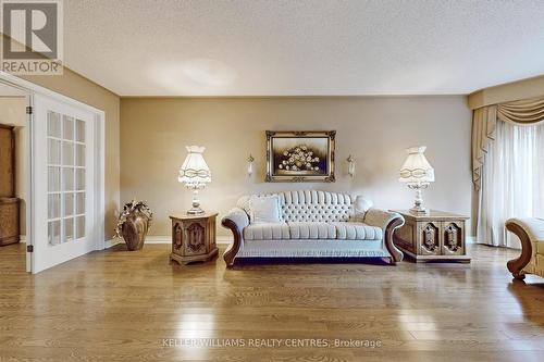 31 Royal Court, Bradford West Gwillimbury, ON - Indoor Photo Showing Living Room