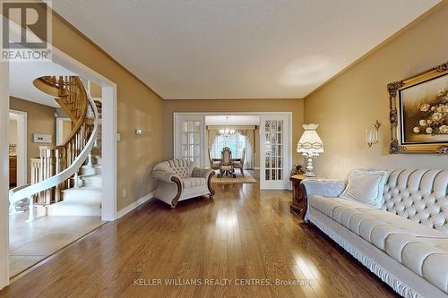 31 Royal Court, Bradford West Gwillimbury, ON - Indoor Photo Showing Living Room