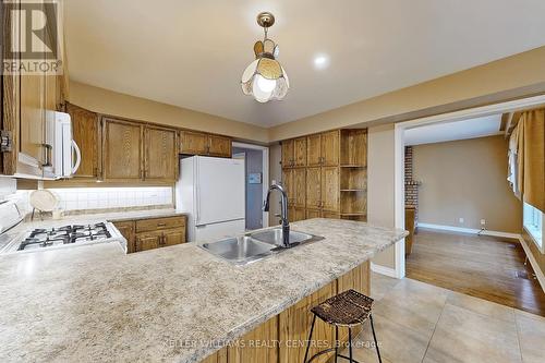 31 Royal Court, Bradford West Gwillimbury, ON - Indoor Photo Showing Kitchen With Double Sink