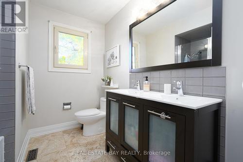 220 Overton Place, Oakville, ON - Indoor Photo Showing Bathroom