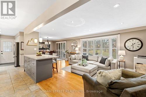 6 High Point Drive, Whitchurch-Stouffville, ON - Indoor Photo Showing Living Room