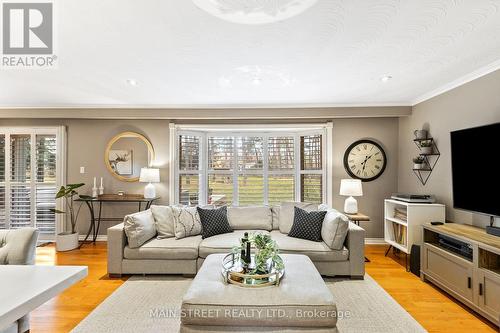 6 High Point Drive, Whitchurch-Stouffville, ON - Indoor Photo Showing Living Room