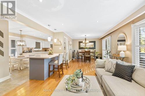 6 High Point Drive, Whitchurch-Stouffville, ON - Indoor Photo Showing Living Room