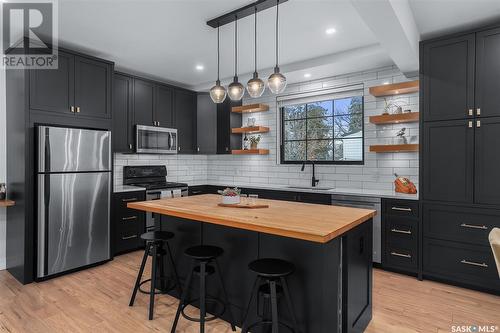 719 H Avenue S, Saskatoon, SK - Indoor Photo Showing Kitchen With Upgraded Kitchen