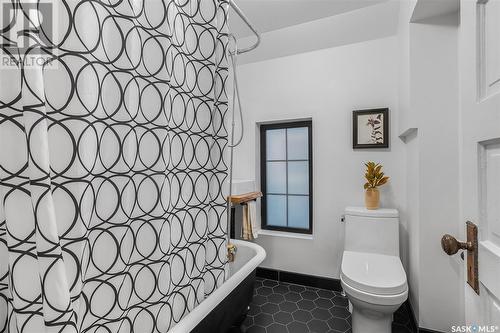 719 H Avenue S, Saskatoon, SK - Indoor Photo Showing Bathroom