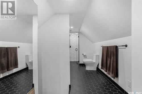 719 H Avenue S, Saskatoon, SK - Indoor Photo Showing Bathroom