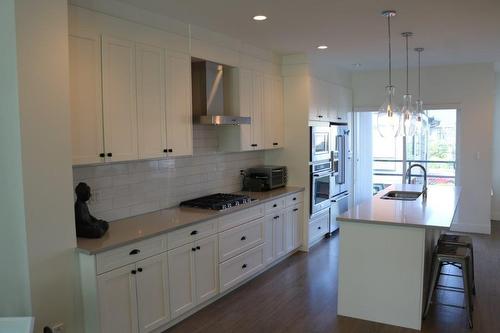 15688 28 Avenue, Surrey, BC - Indoor Photo Showing Kitchen With Upgraded Kitchen