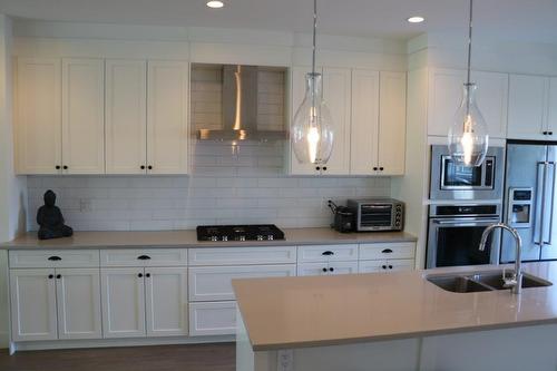 15688 28 Avenue, Surrey, BC - Indoor Photo Showing Kitchen With Double Sink