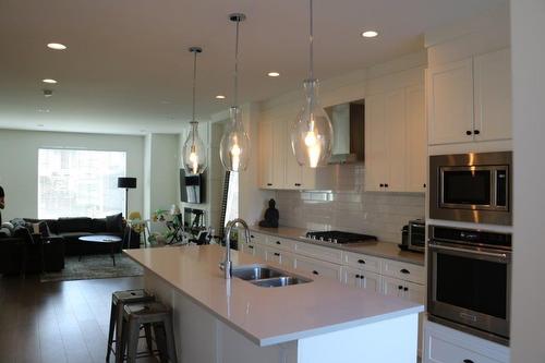 15688 28 Avenue, Surrey, BC - Indoor Photo Showing Kitchen With Double Sink With Upgraded Kitchen