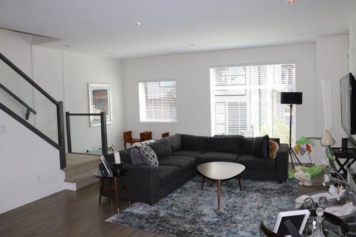 15688 28 Avenue, Surrey, BC - Indoor Photo Showing Living Room