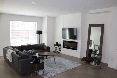 15688 28 Avenue, Surrey, BC - Indoor Photo Showing Living Room