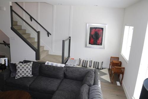 15688 28 Avenue, Surrey, BC - Indoor Photo Showing Living Room