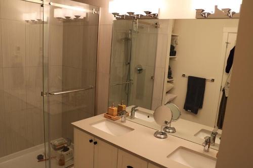 15688 28 Avenue, Surrey, BC - Indoor Photo Showing Bathroom