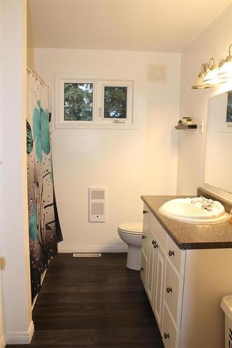 300 St Peter Street, Arborg, MB - Indoor Photo Showing Bathroom