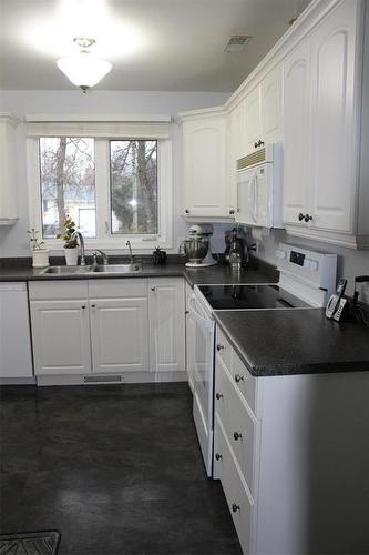 300 St Peter Street, Arborg, MB - Indoor Photo Showing Kitchen With Double Sink