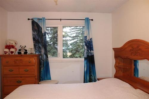 300 St Peter Street, Arborg, MB - Indoor Photo Showing Bedroom