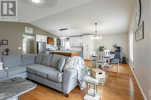 6851 Springfield Road S, Malahide (Mount Salem), ON - Indoor Photo Showing Living Room