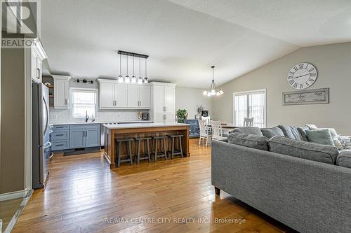 6851 Springfield Road S, Malahide (Mount Salem), ON - Indoor Photo Showing Living Room