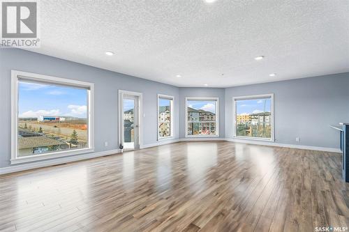 202 2800 Lakeview Drive, Prince Albert, SK - Indoor Photo Showing Living Room