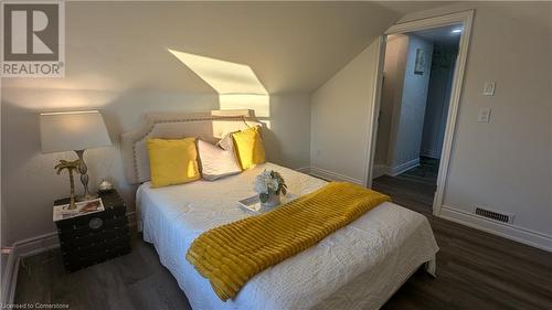 590 Woodward Avenue, Hamilton, ON - Indoor Photo Showing Bedroom