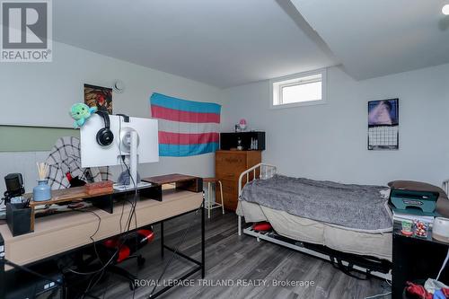 329 Regal Drive, London, ON - Indoor Photo Showing Bedroom