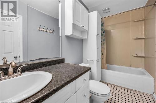 294 East 18Th Street, Hamilton, ON - Indoor Photo Showing Bathroom