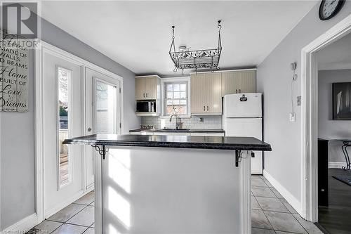 294 East 18Th Street, Hamilton, ON - Indoor Photo Showing Kitchen