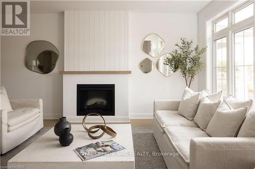 70C - 586 Seneca Drive, Fort Erie (333 - Lakeshore), ON - Indoor Photo Showing Living Room