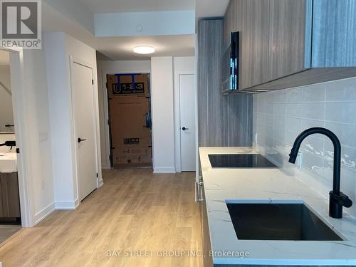 1204 - 127 Broadway Avenue, Toronto, ON - Indoor Photo Showing Kitchen